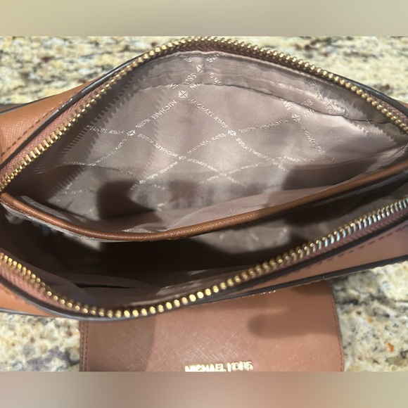 Michael Kors Crossbody and wallet - Picture 5 of 6